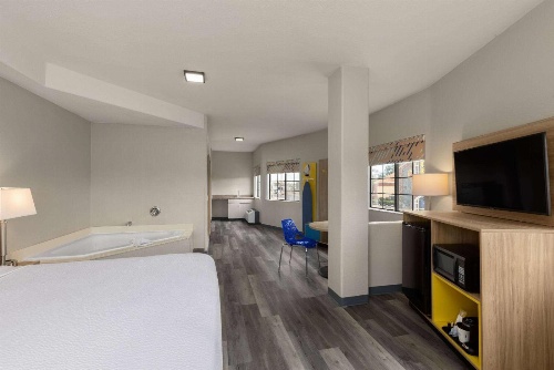 Days Inn & Suites by Wyndham Tucson/Marana image 3